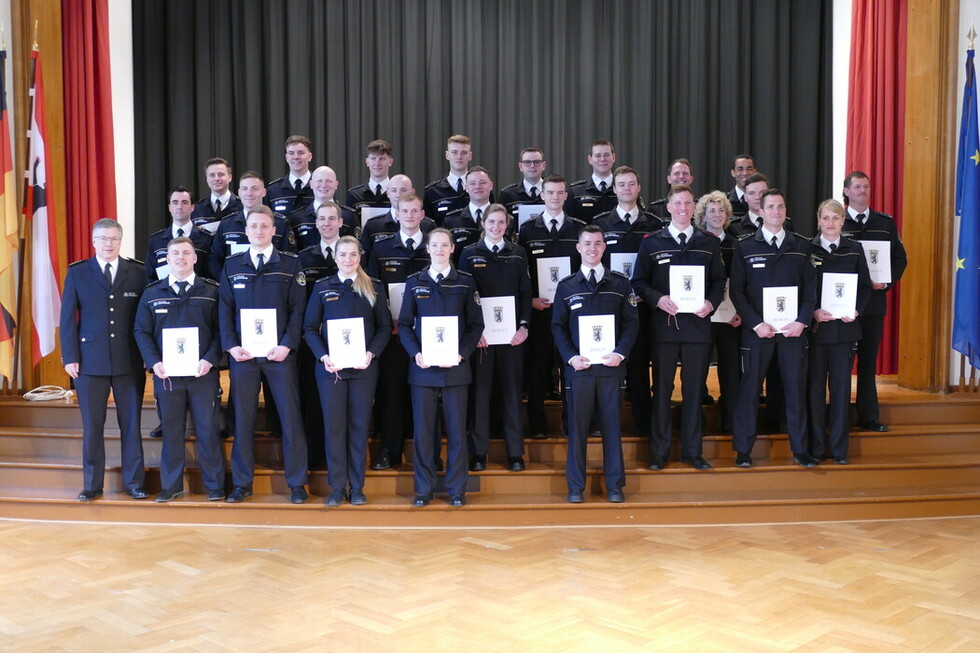 Gruppenbild aller neuen Brandoberinspektorinnen und Brandoberinspektoren