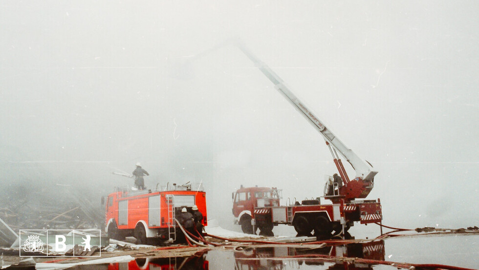 Brandbekämpfung der Lagerhalle.