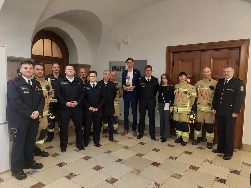 Gruppenbild mit der Freiwilligen Feuerwehr Neukölln.