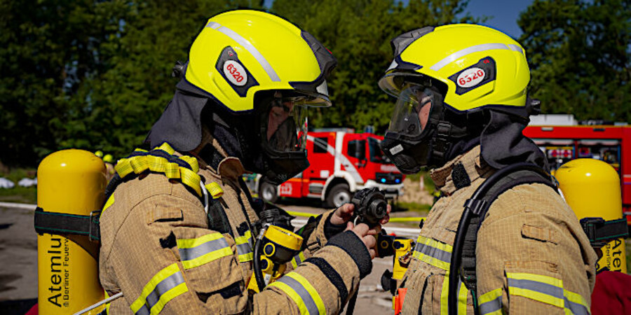 Zwei Feuerwehrleute