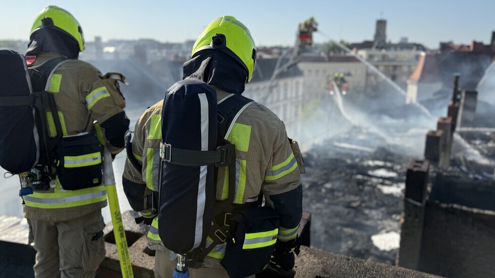 Nachlöscharbeiten vom intakten Nachbardach sowie der Drehleiter