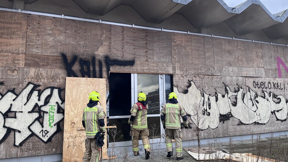 Einsatzkräfte verschaffen sich Zugang