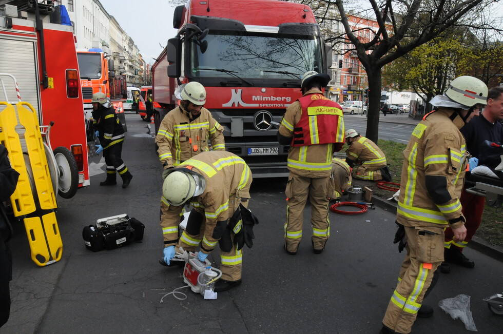 Radfahrerin unter LKW eingeklemmt