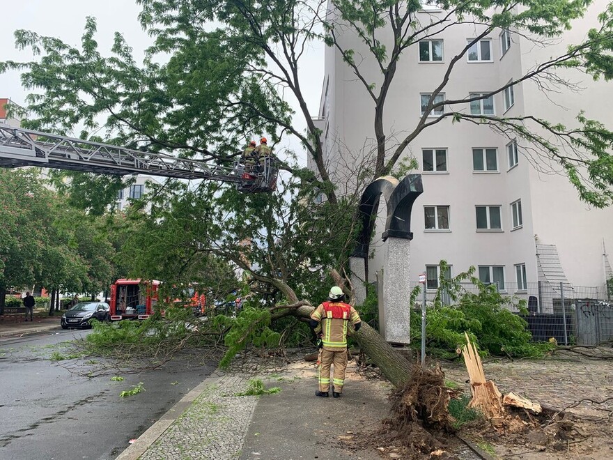 Einsatzkräfte im Korb einer Drehleiter