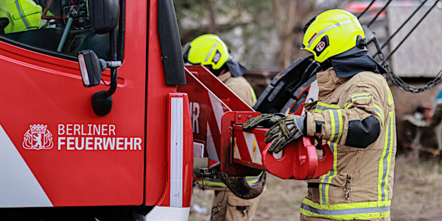 Feuerwehrleute am Feuerwehrkran