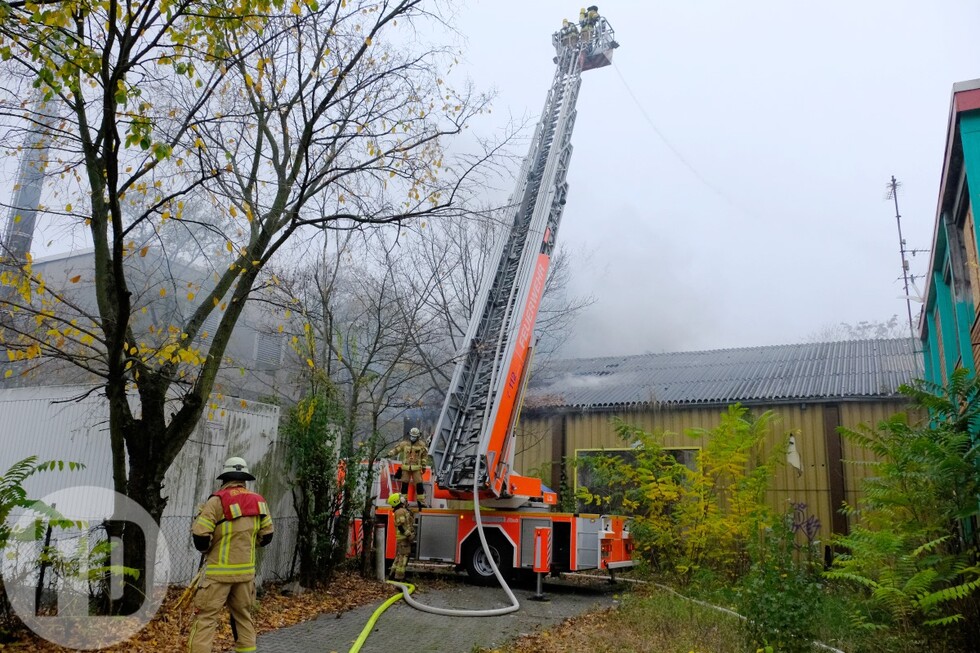 DLK im Einsatz vor dem Objekt