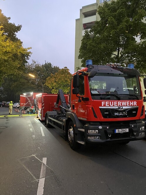 Abrollbehälter Atemschutz vor der Einsatzstelle.