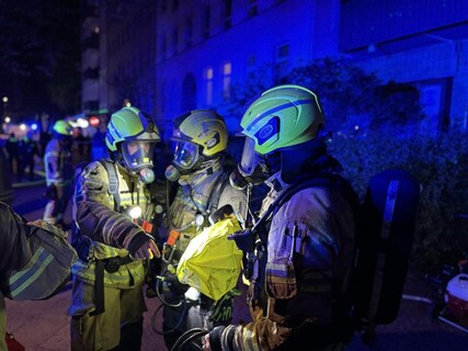 Mehrere Personen wurden mit Fluchthauben durch den verrauchten Treppenraum geführt Mehrere Personen wurden mit Fluchthauben durch den verrauchten Treppenraum geführt