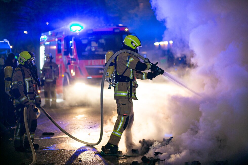 Feuerwehrmann löscht Feuer