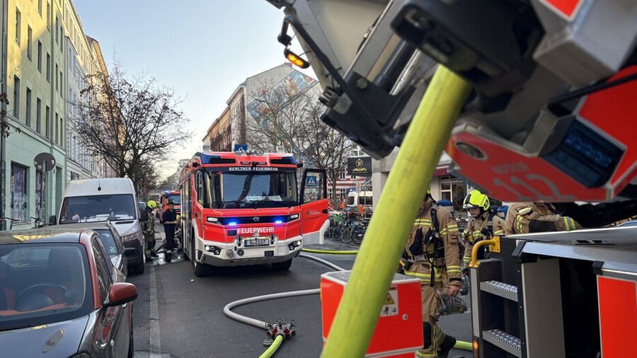 Einsatzfahrzeuge vor der Einsatzstelle