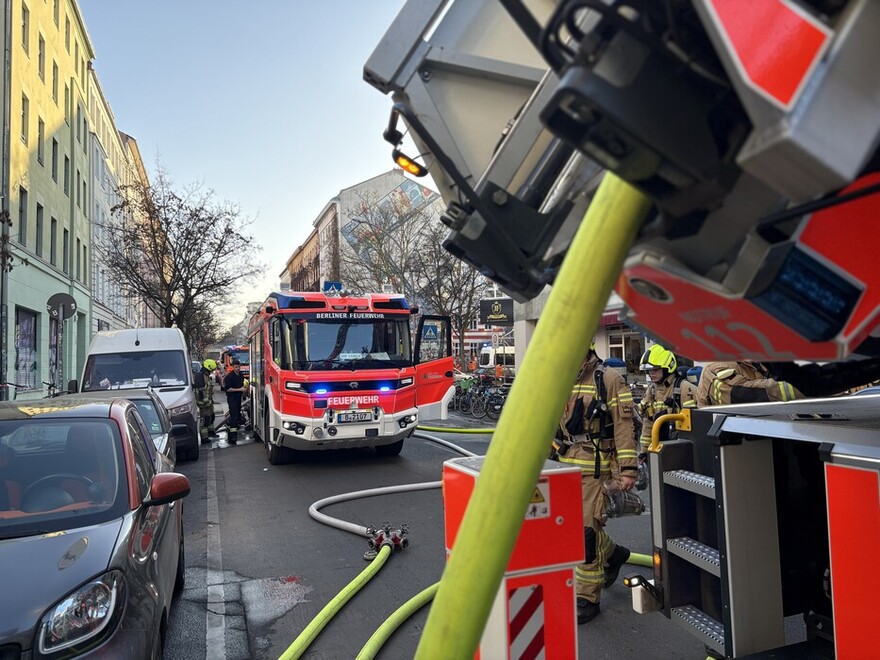 Einsatzfahrzeuge vor der Einsatzstelle