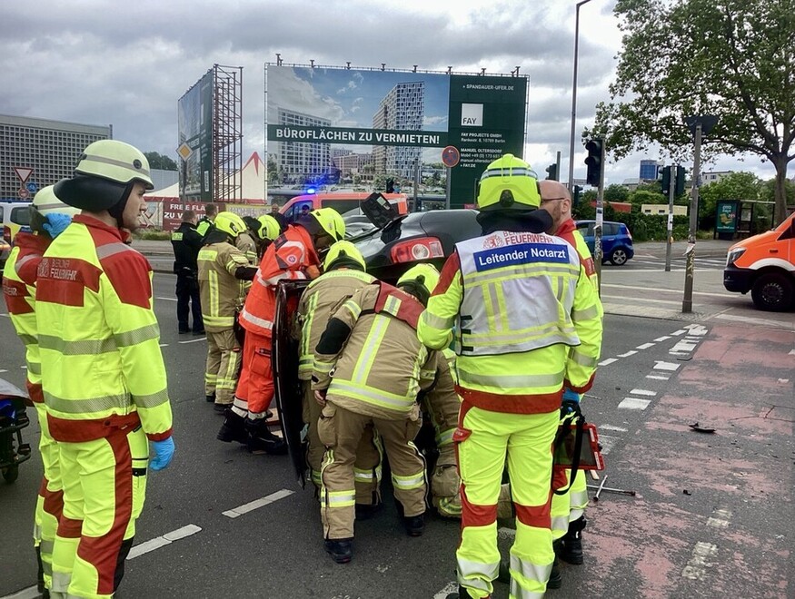 Einsatzkräfte des Rettungsdienstes in Spandau beim Verkehrsunfall Einsatzkräfte des Rettungsdienstes in Spandau beim Verkehrsunfall