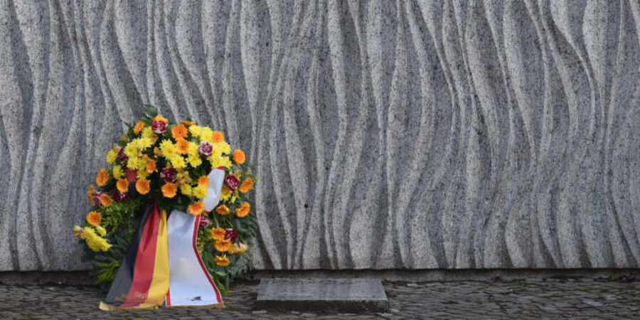 Feuerwehrmahnmal mit Gedenktafel und Kranz