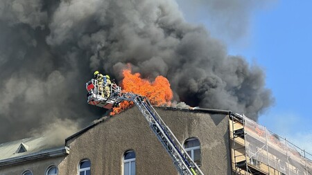 Brandbekämpfung von der Drehleiter aus