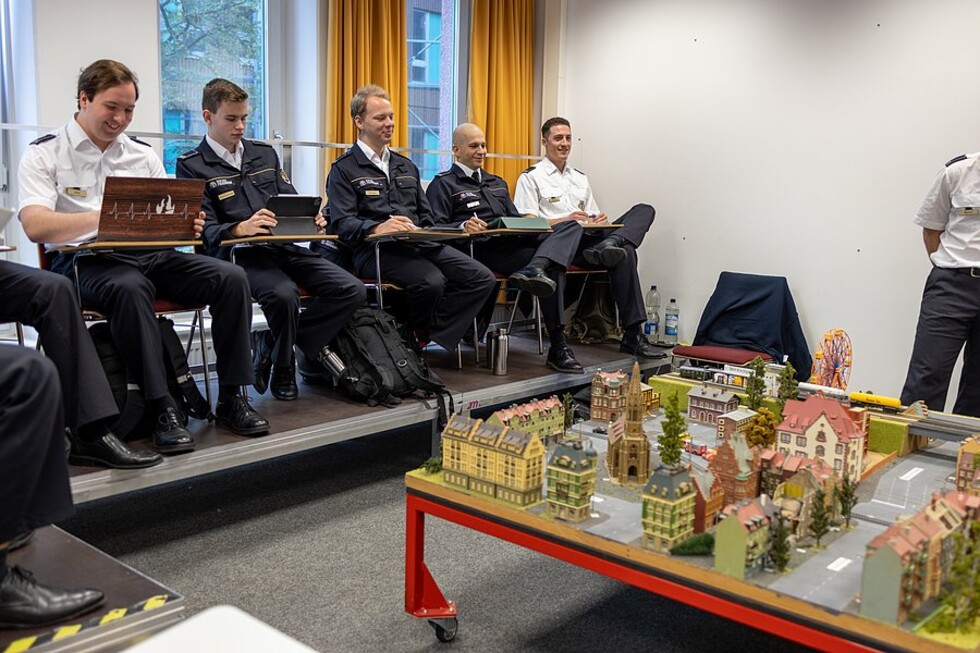 Auszubildende am Modell eines Stadtquartiers