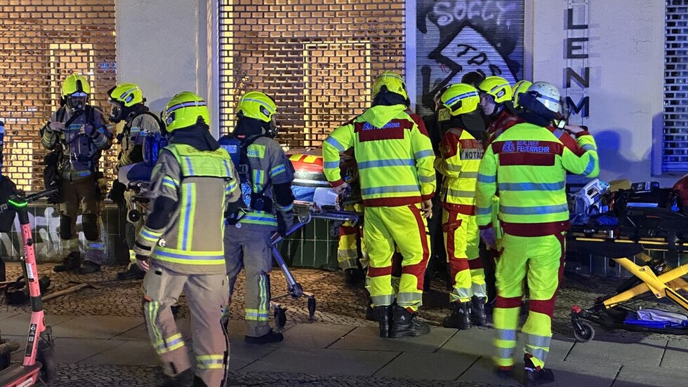 Rettungskräfte stehen auf der Straße bereit