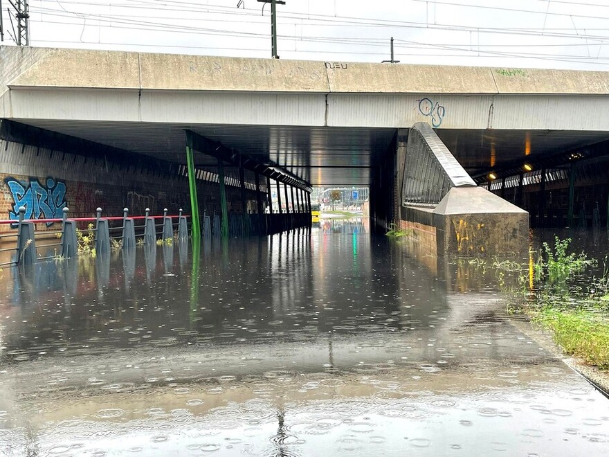 Mit Regenwasser vollgelaufene Unterführung in Schöneberg.