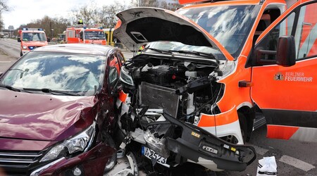 Beschädigter Pkw und Rettungswagen 