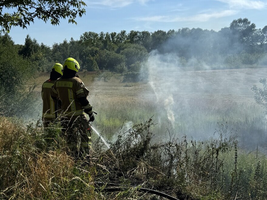 Einsatzkräfte bei der Brandbekämpfung