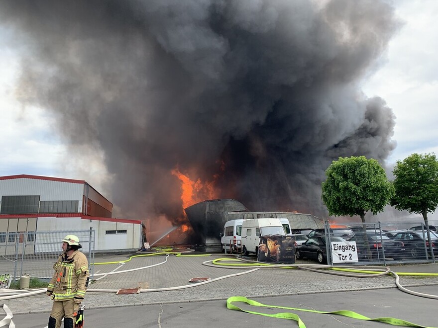 Lagerhalle im Vollbrand