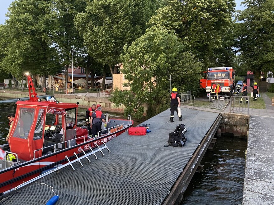 Geräte werden aus dem Mehrzweckboot geräumt