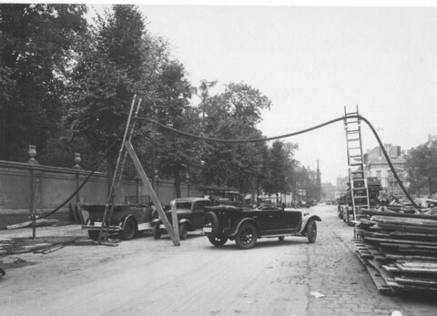 Straße neben dem Einsatzortmit Fahrzeugen und Baumaterial