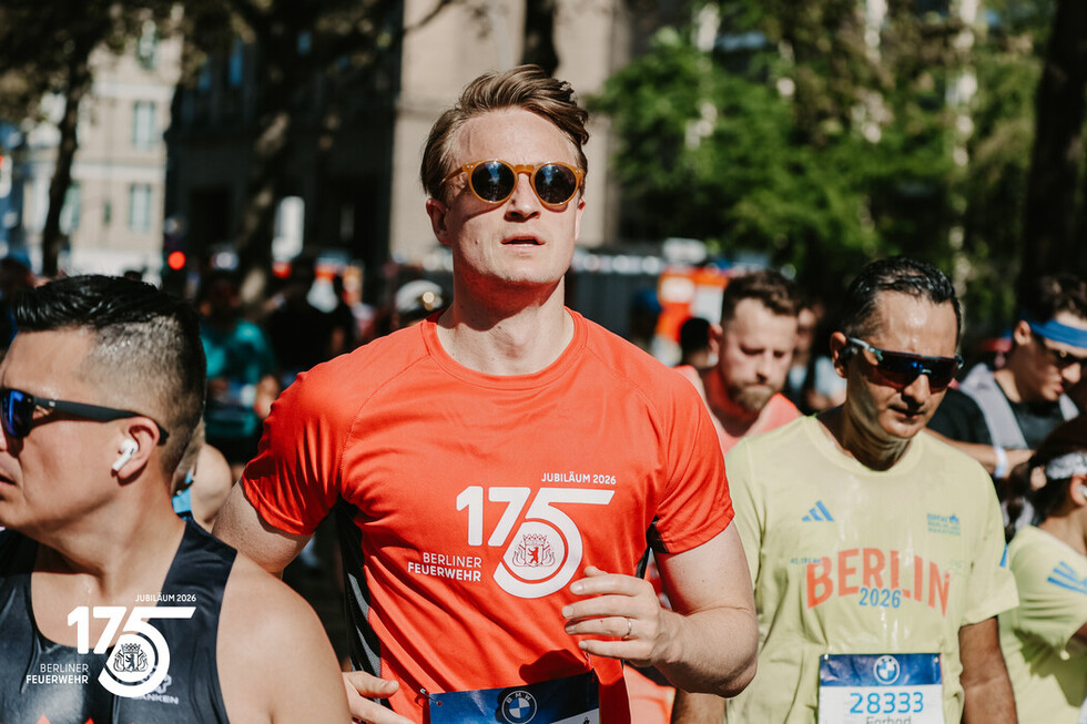 Auch zahlreiche Angehörige der Berliner Feuerwehr gingen beim 52. BMW BERLIN-MARATHON an den Start.