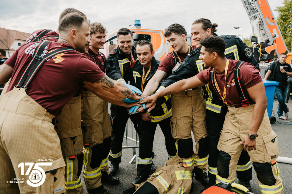 Vor Beginn der Disziplinen schwört sich das Team der Berliner Feuerwehr auf die bevorstehenden Herausforderungen ein.