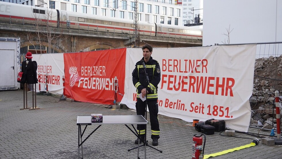 Oberarzt Dr. Martin Bender informiert über Risiken im Umgang mit Feuerwerk