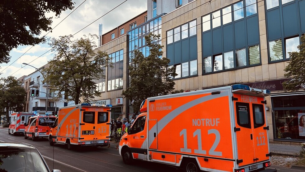 Rettungswagen stehen vor dem Gebäude bereit.