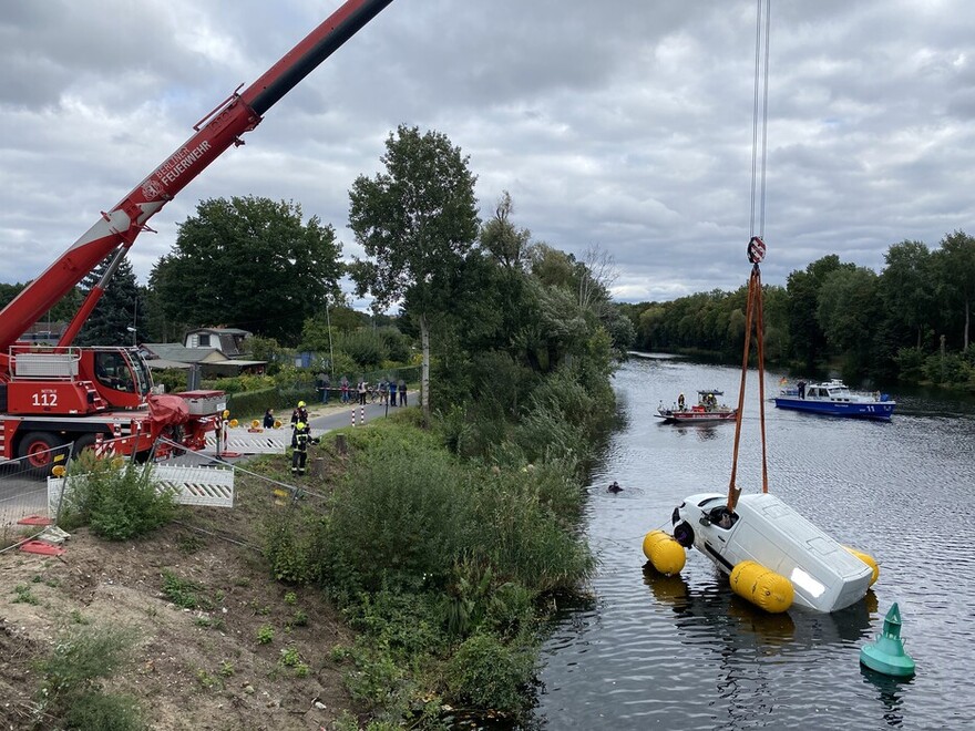 Kleintransporter wird vom Feuerwehrkran aus dem Wasser gehoben