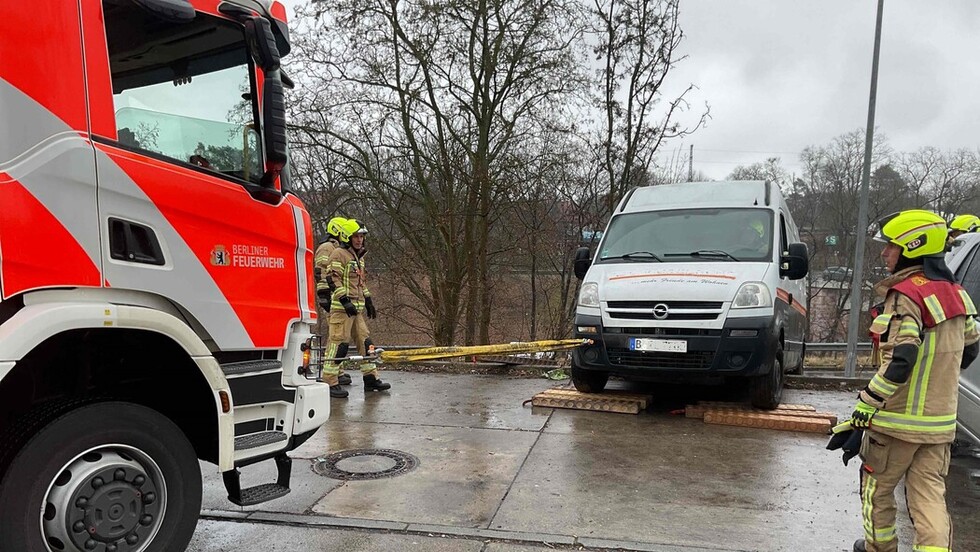 Transporter wird durch den Rüstwagen die Böschung hochgezogen