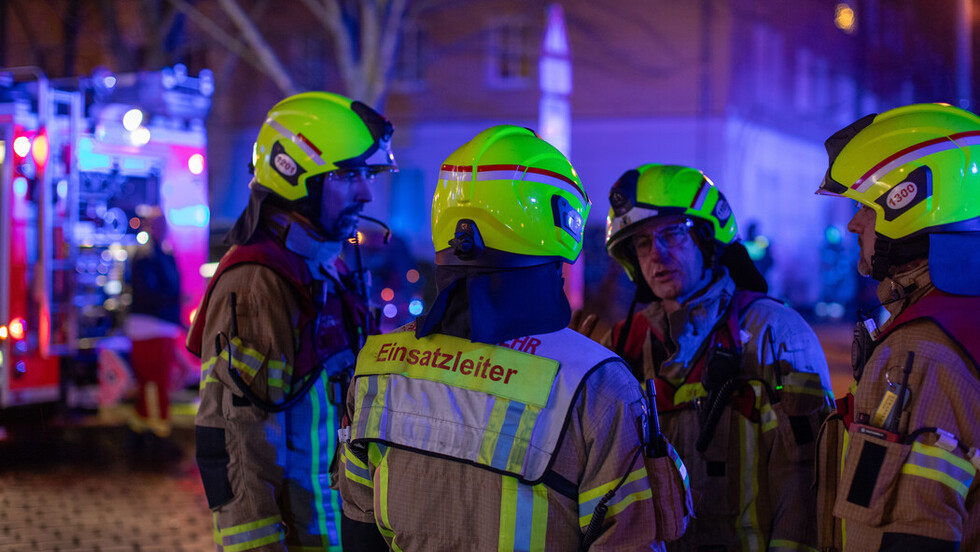 Einsatzleiterbesprechung sich bei einem Wohnungsbrand.