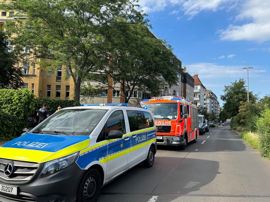 Polizei und Feuerwehr an der Einsatzstelle