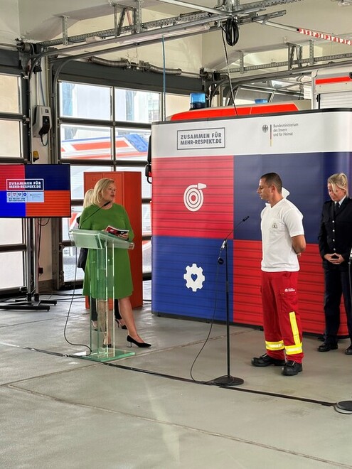 Bundesinnenministerin Nancy Faeser im Gespräch mit Feuerwehrmann Baris