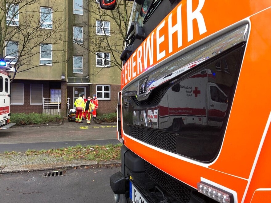 Zusammenarbeit von HIO und Berliner Feuerwehr bei einer Tragehilfe