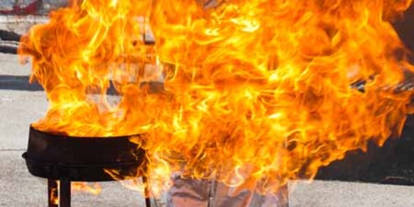 Flammen aus Grill