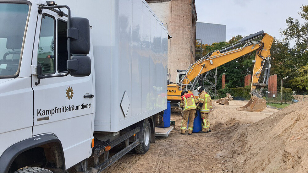 Kontaminiertes Erdreich wird durch den Technischen Dienst verpackt