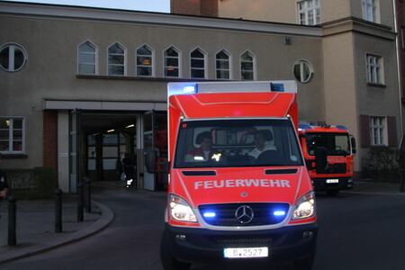Rettungswagen verlässt Wachgebäude