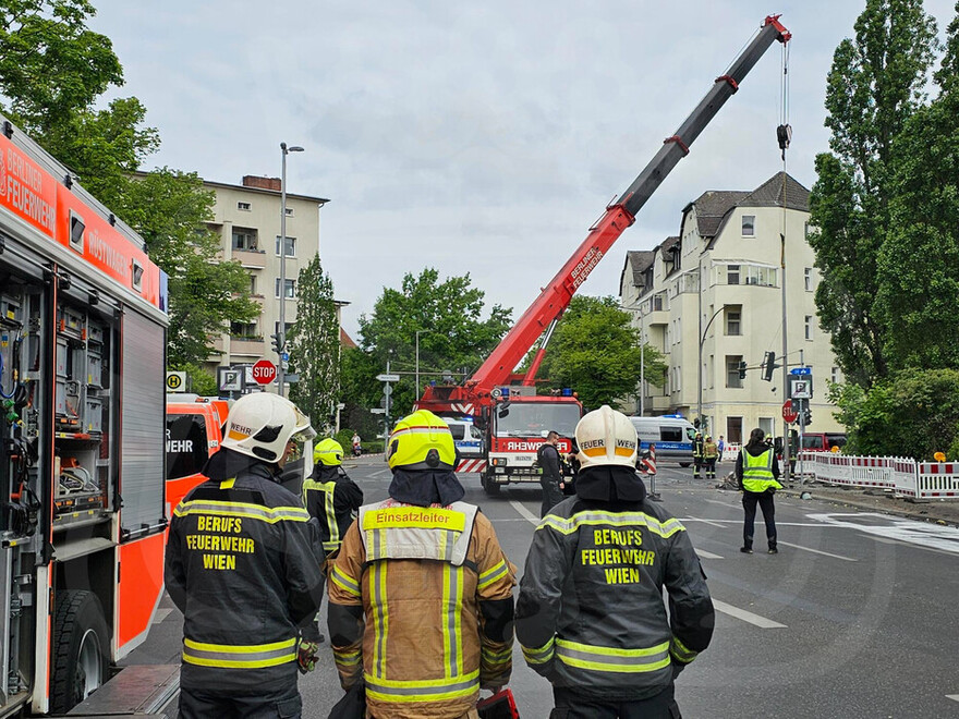 Einsatzleiter mit Hospitanten der Wiener Berufsfeuerwehr vor den Bergungsmaßnahmen