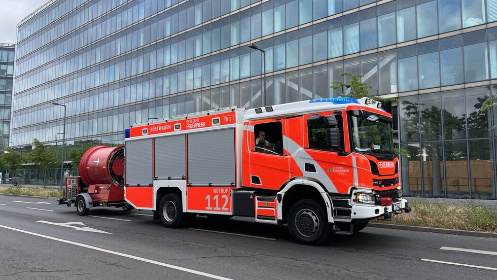 Rüstwagen mit Feuerwehranhänger-Ventilator
