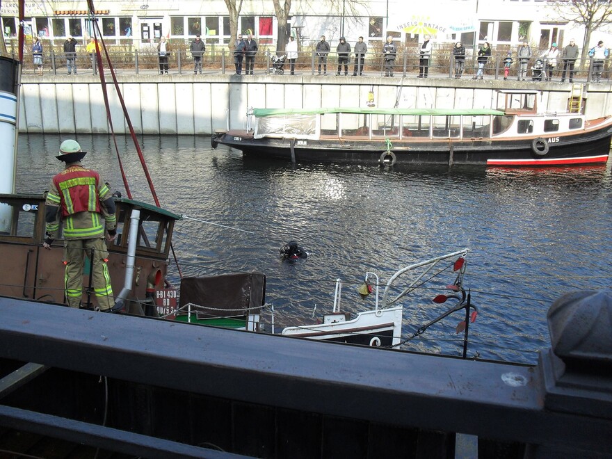 Taucher am gesunkenen Schlepper