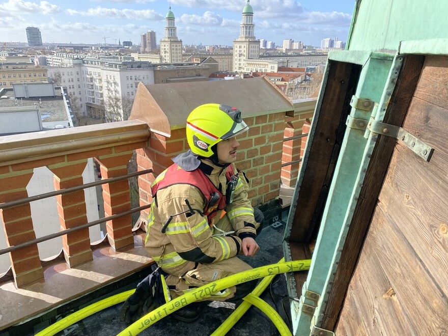 Ein Staffelführer koordiniert den Einsatz oben