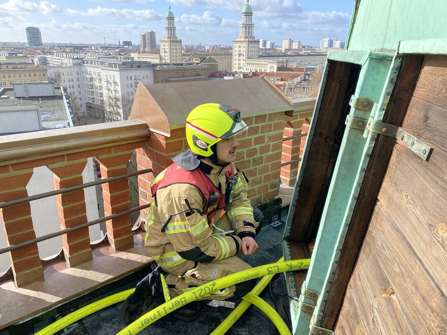 Ein Staffelführer koordiniert den Einsatz oben