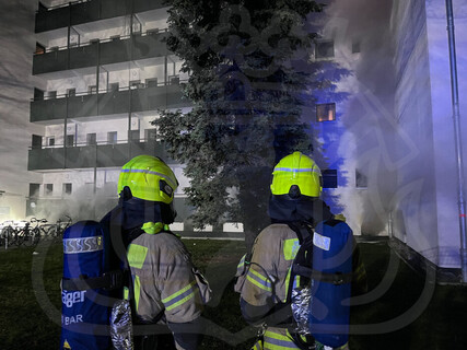 Brand in Neukölln: Trupps in Bereitstellung