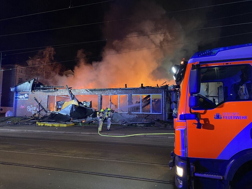 Brandbekämpfung durch Trupp von Osten aus