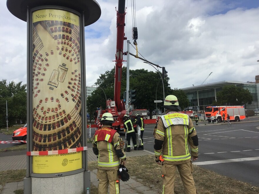 Kran der Berliner Feuerwehr im Einsatz