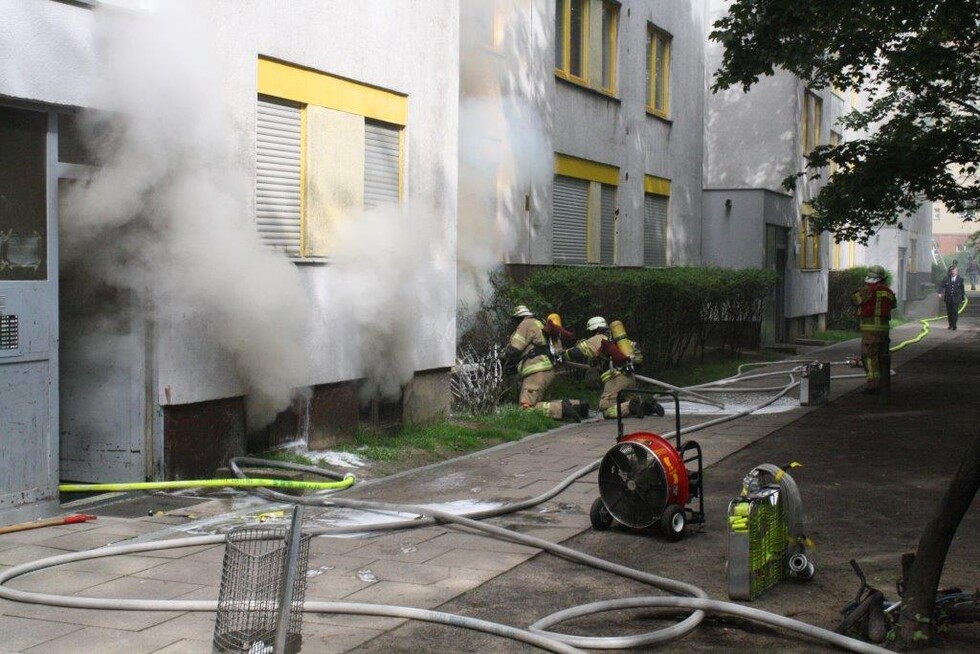 Trupp bei der Brandbekämpfung