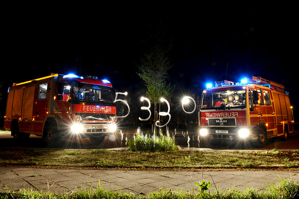 Einsatzfahrzeuge bei Nacht