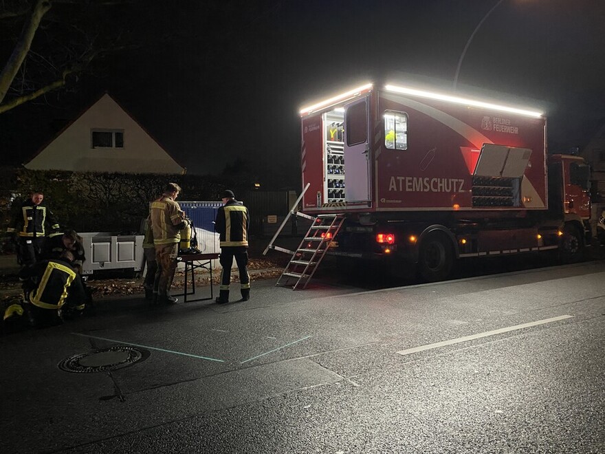 Einsatzkräfte am AB Atemschutz zum Gerätetausch